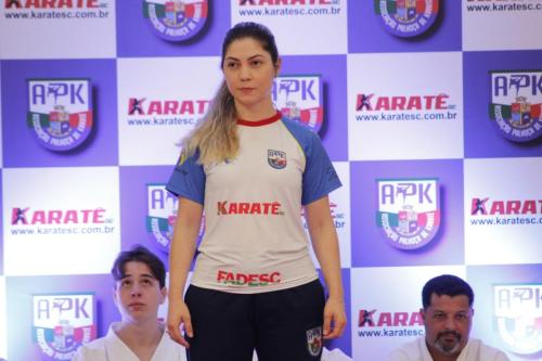 Desfile da Coleção 2024 e 2025 APK Beatriz Carlota apresenta a camiseta da Comissão Técnica APK utilizada nas Aulas e Competições de Kumitê e Kata 1