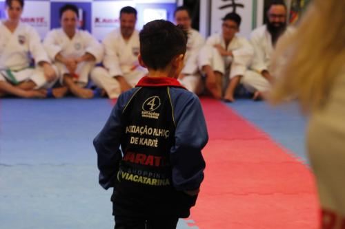 Desfile da Coleção 2024 e 2025 APK Yan Kuhn da Silva apresenta o agasalho infantil APK utilizado nas Aulas, Passeios, Competições e Ações diversas da Associação. 1