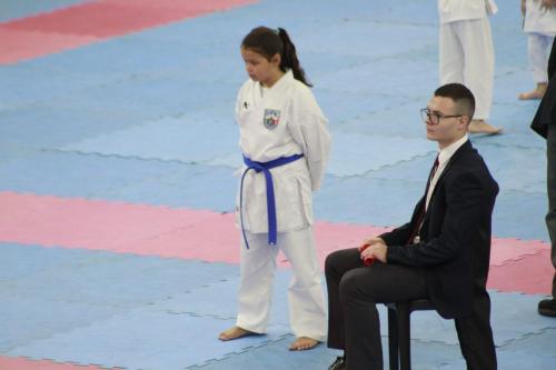 Atleta Agata realizando a sua apresentação do Heian Godan. 