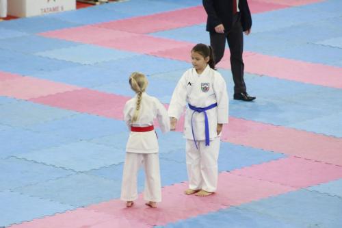 Atleta Agata realizando a sua apresentação do Heian Godan. 