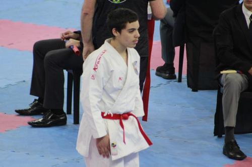 Atleta Luis realizando a sua apresentação do Heian Godan. 