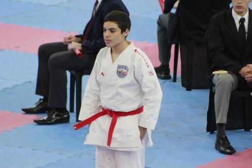 Atleta Luis realizando a sua apresentação do Heian Godan. 