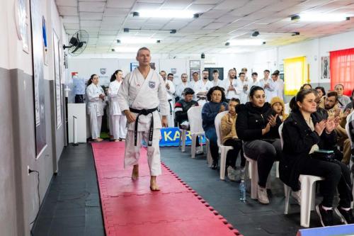 Sensei Heverton entrando na colação do núcleo infantil 6 de julho 2024